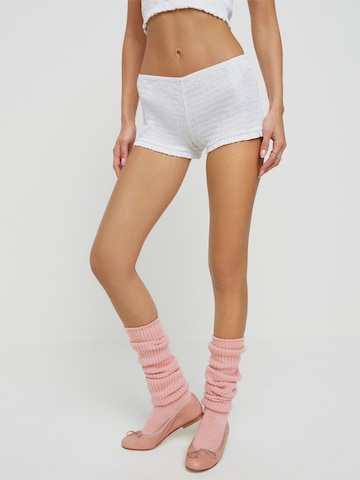 Bella x ABOUT YOU Skinny Shorts 'Melissa' (GOTS) in Weiß: predná strana