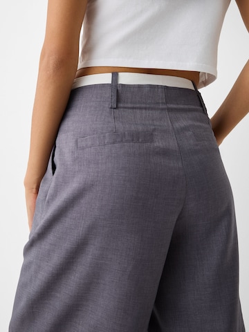 Loosefit Pantaloni con pieghe di Bershka in grigio