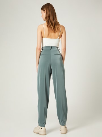 Tapered Pantaloni con pieghe 'Jasmin' di Guido Maria Kretschmer Women in verde