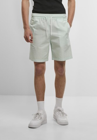 Regular Pantalon Urban Classics en vert : devant