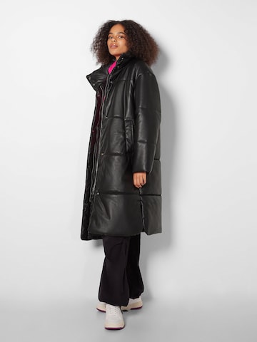 Bershka Płaszcz zimowy w kolorze czarny: przód