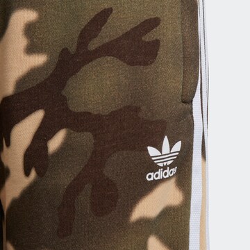 ADIDAS ORIGINALS Slimfit Nadrág 'Camo' - zöld