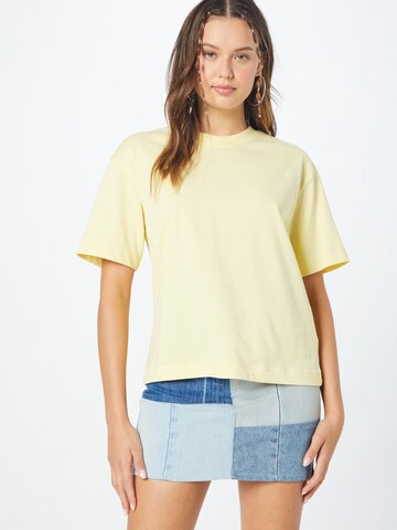 T-shirt Gina Tricot en jaune : devant