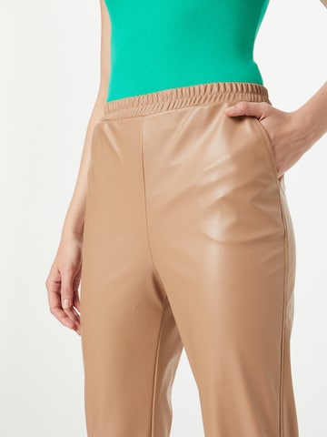 Dorothy Perkins Tapered Παντελόνι 'Faux' σε καφέ