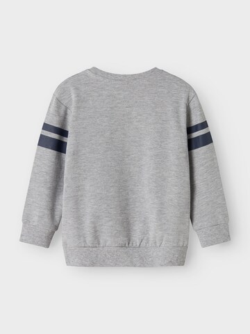 NAME IT - Sudadera en gris