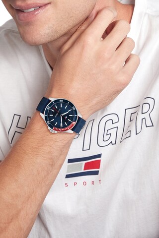 Ceas analogic de la TOMMY HILFIGER pe albastru: față