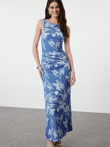 Trendyol Платье в Синий: спереди