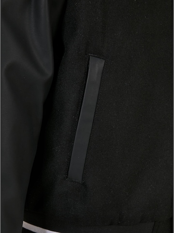 Urban ClassicsPrijelazna jakna 'Big U' - crna boja