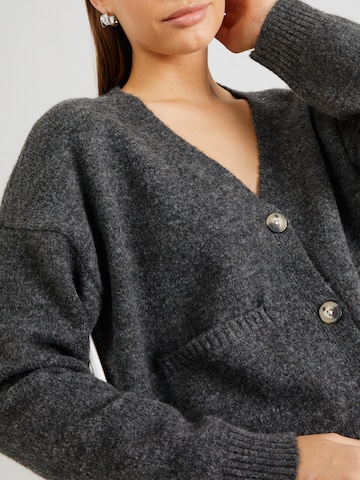 VERO MODA Вязаная кофта 'Gemma' в Серый
