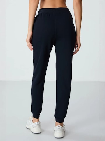 Tommy Life Tapered Sportbroek in Blauw