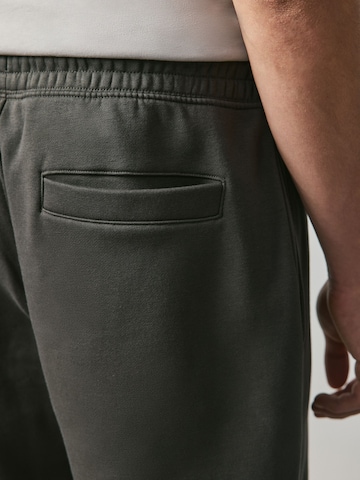 Next Tapered Hose in Grau