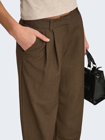 Loosefit Pantalon à pince 'ONLHATTIE' ONLY en marron