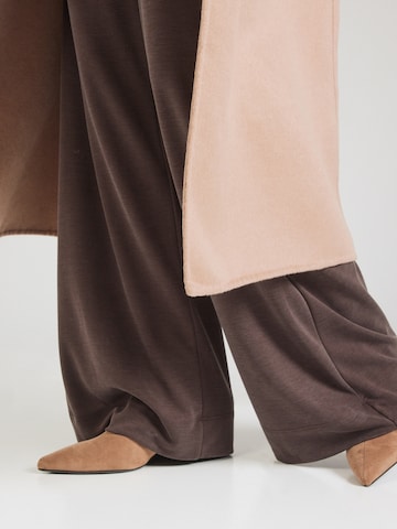 Wide leg Pantaloni 'Asaka' de la mbym pe maro