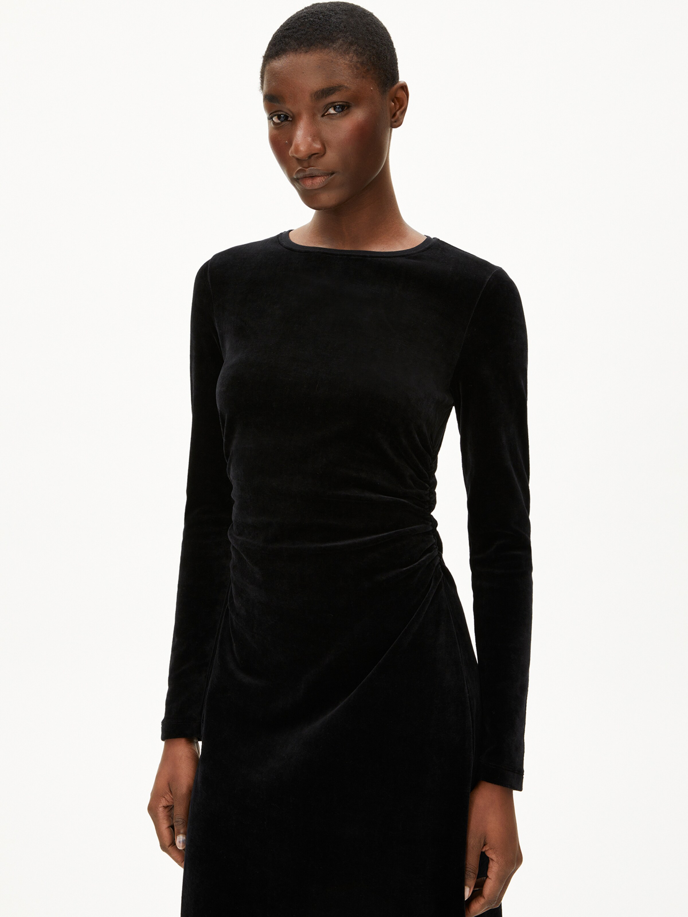 ARMEDANGELS Kleid ADAAJA VELVET in Schwarz: Vorderseite