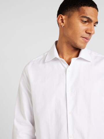 balta BURTON MENSWEAR LONDON Priglundantis modelis Marškiniai