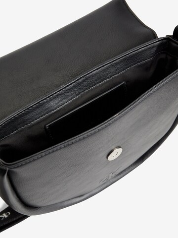 Calvin Klein Jeans - Bolso de hombro en negro