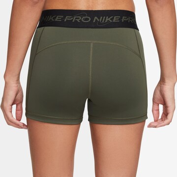 NIKE Skinny Sportshorts in Grün