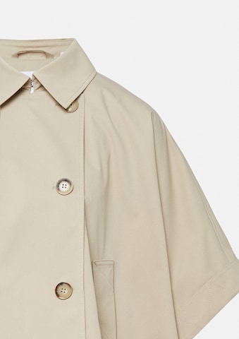COMMA Cape in Beige