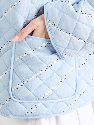 PIECES Φθινοπωρινό και ανοιξιάτικο μπουφάν 'PCRIKKE' σε μπλε