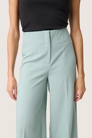 SOAKED IN LUXURY - Loosefit Calças com vincos 'Corinne' em azul