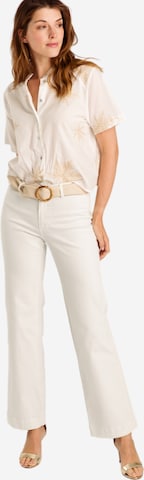 WEARABLE STORIES Flared Jeans 'Cara' in Wit: voorkant