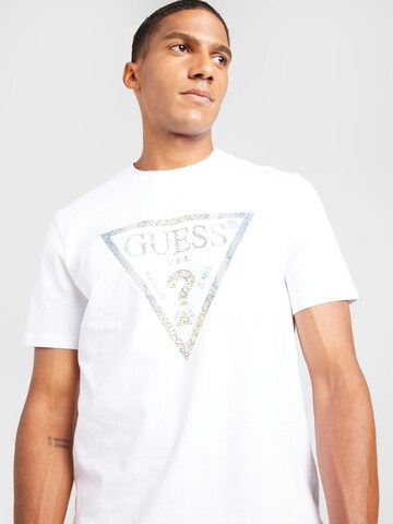 GUESS قميص بلون أبيض