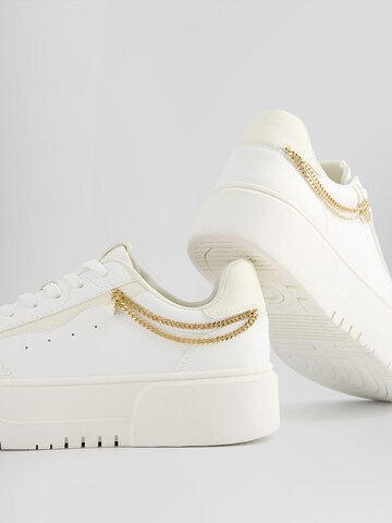 Baskets basses Bershka en blanc