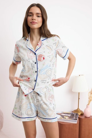 Pijama de la Trendyol pe alb: față