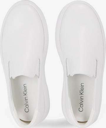 Calvin Klein Trampki slip on w kolorze biały