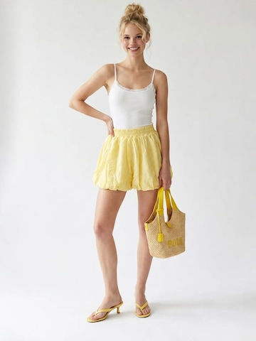 Tapered Pantaloni di MixRay in giallo
