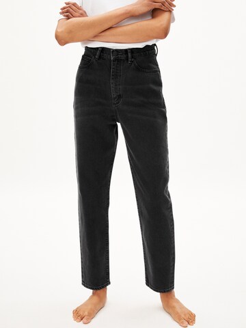 ARMEDANGELS Regular Jeans 'Maira' i svart: forside