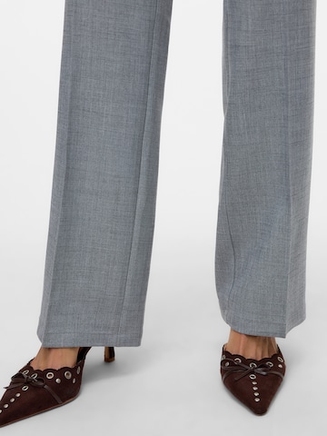 VERO MODA Regular Pantalon 'VMAYAR LYN' in Grijs