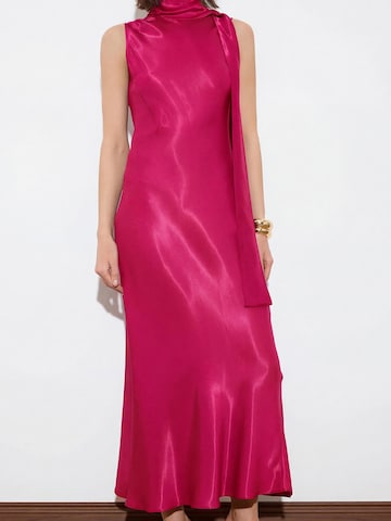 Robe de soirée Trendyol en rose