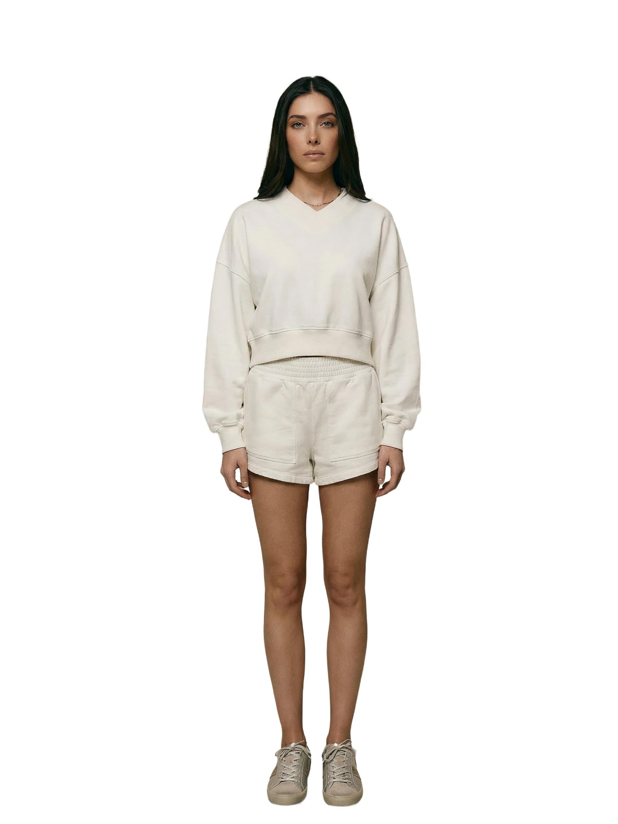 Akala Studio - Traje para estar en casa 'Butter cream Shorts' en blanco: frente