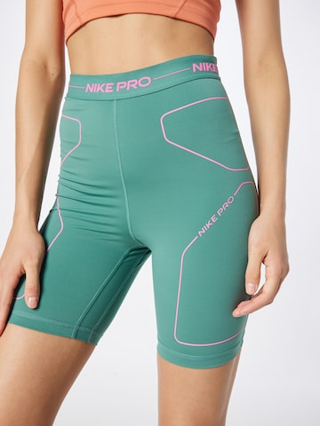 NIKE Skinny Sportshorts in Grün