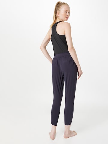 CURARE Yogawear Slimfit Sporthose in Blau