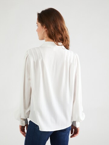 QS - Blusa em branco