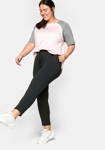 SHEEGO - Slimfit Pantalón en gris