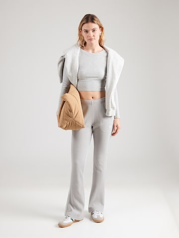 ADIDAS ORIGINALS Rozšírený strih Nohavice - Sivá