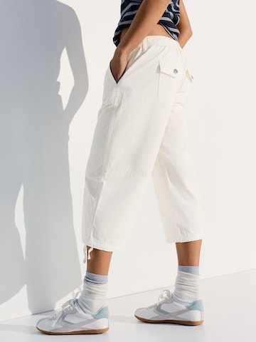 Bershka Ohlapna forma Hlače | bela barva