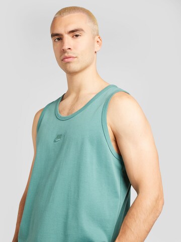 T-Shirt 'ESSNTL' Nike Sportswear en vert