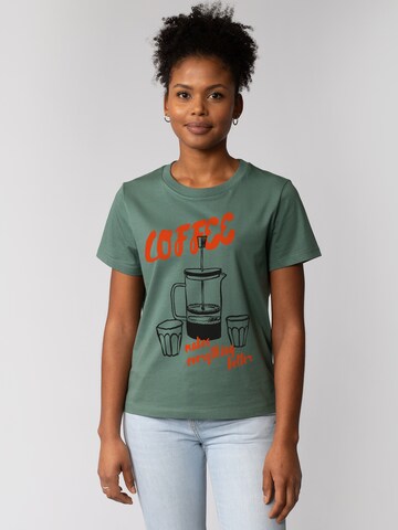 T-shirt ' Coffee makes everything better ' Watapparel en vert : devant