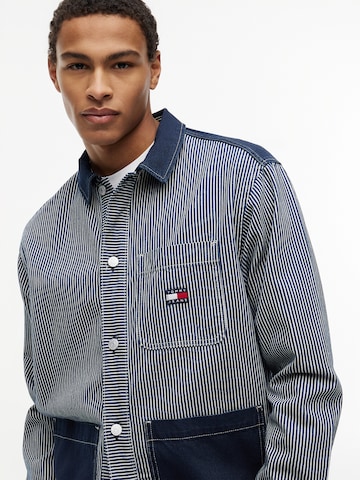 Tommy Jeans Демисезонная куртка в Синий