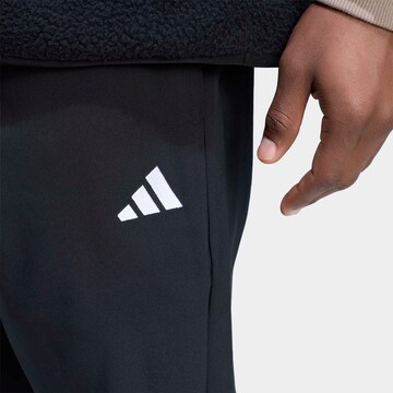 ADIDAS SPORTSWEAR Loosefit Sportovní kalhoty 'Essentials Small Logo Stanford Lite Woven Tapered Open Hem' – černá
