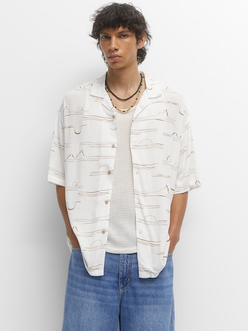 Pull&Bear Comfort fit Button Up Shirt in White: front