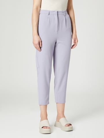 Guido Maria Kretschmer Collection Pleat-Front Pants 'Pearl' in Purple: front