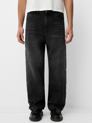 BershkaLoosefit Traperice - crna boja: prednji dio