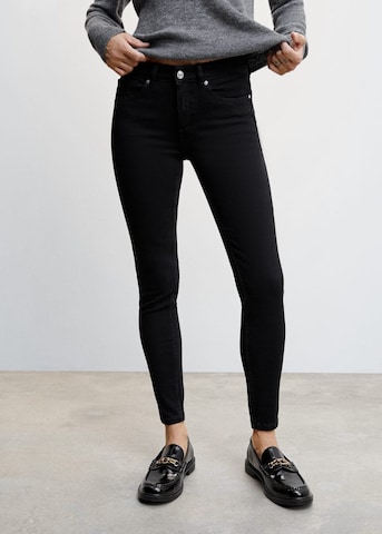 MANGO Skinny Jeans in Black: front