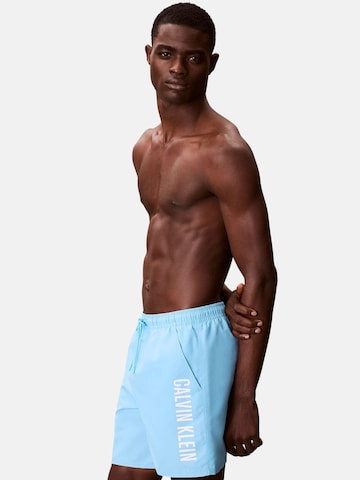 Shorts de bain 'CALVIN KLEIN MEDIUM DRAWSTRING Costumi da bagno' Calvin Klein en bleu