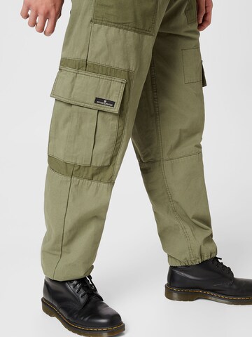 BDG Urban Outfitters Regularen Kargo hlače | zelena barva